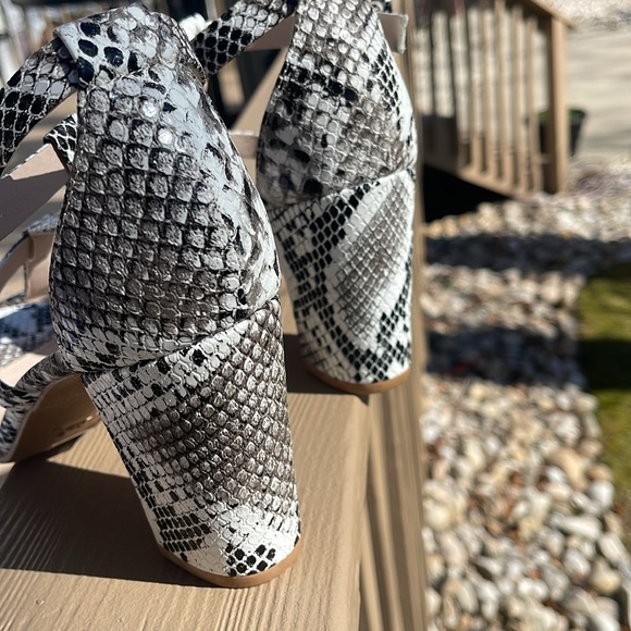 snakeskin like healed sandal by QUPID size 9. Never worn. - Picture 3 of 6